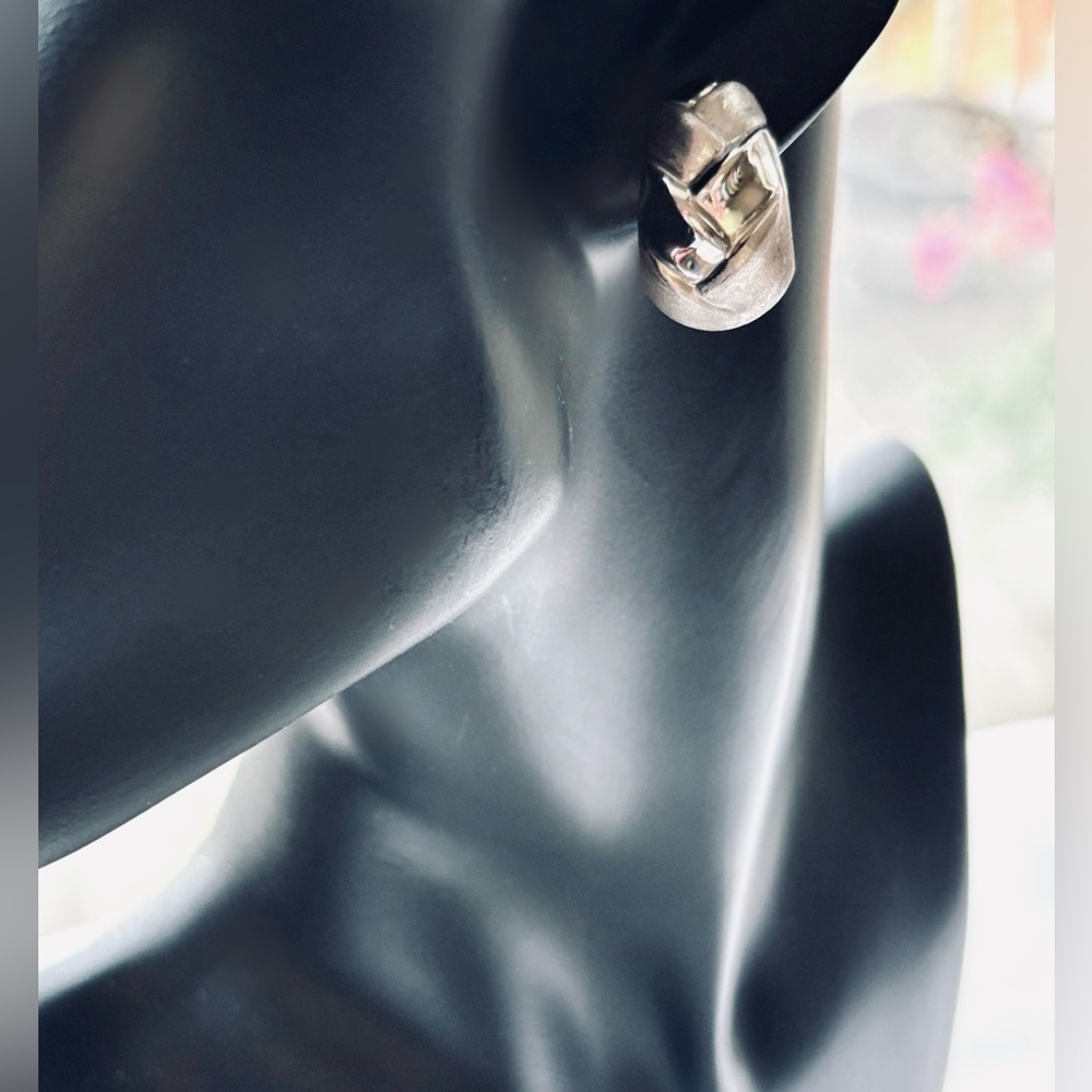18K White Gold Braided Huggie Earrings  | Stamped 750
Made in Arezzo, Italy